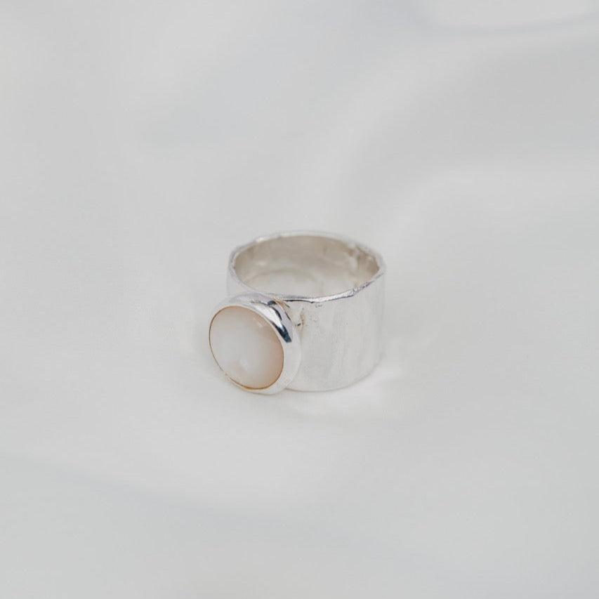 Anillo Banda Delgada Piedra Circular Pequeña