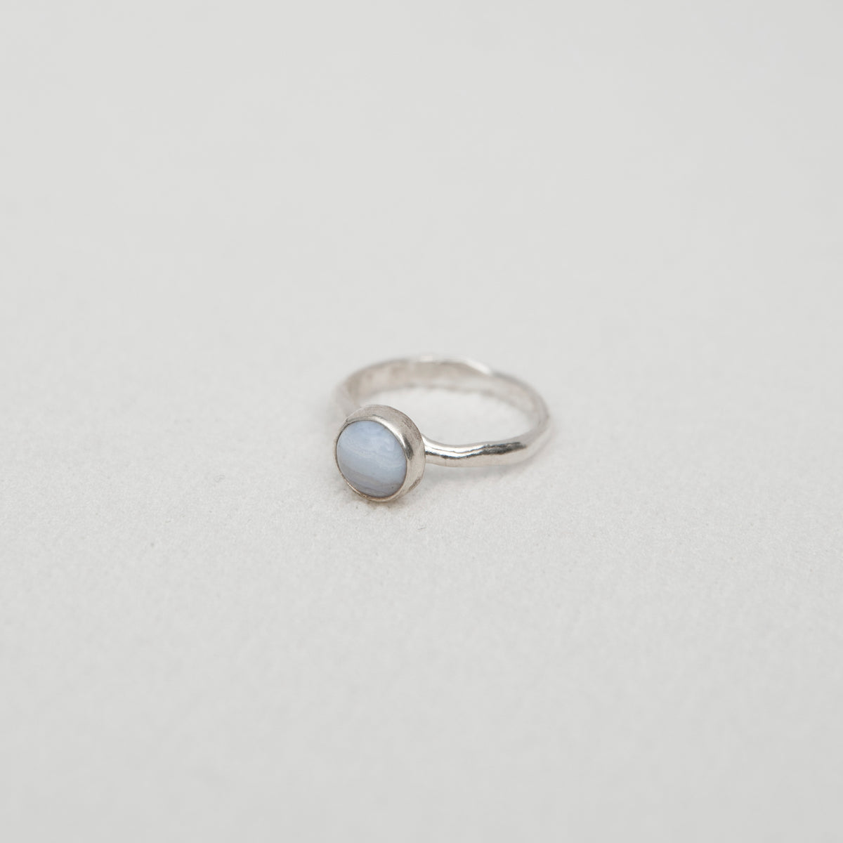 Anillo Amorfo Delgado Piedra Minimal