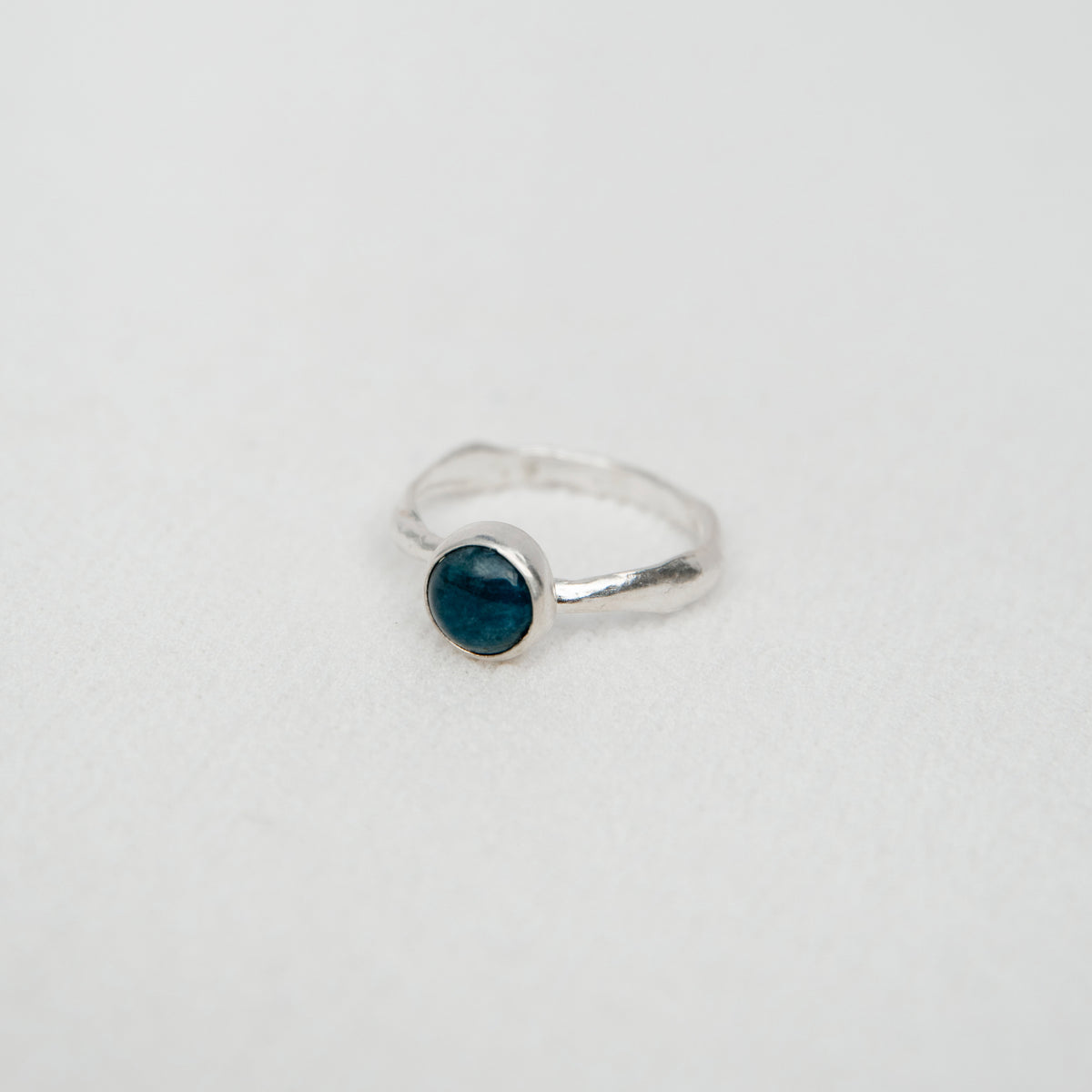 Anillo Amorfo Delgado Piedra Minimal