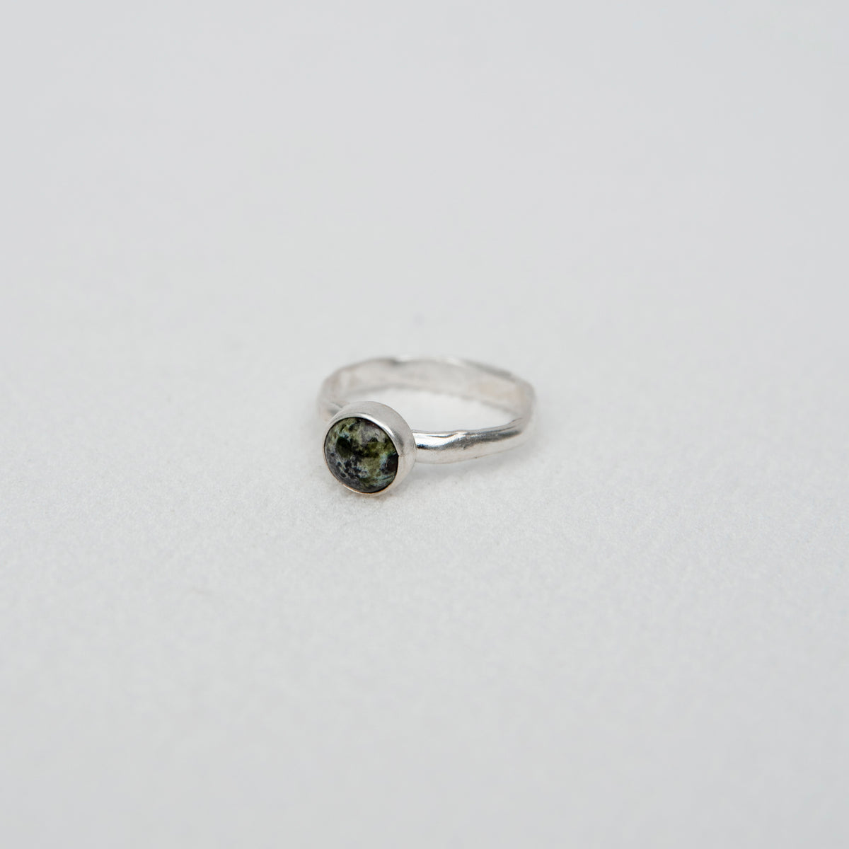 Anillo Amorfo Delgado Piedra Minimal