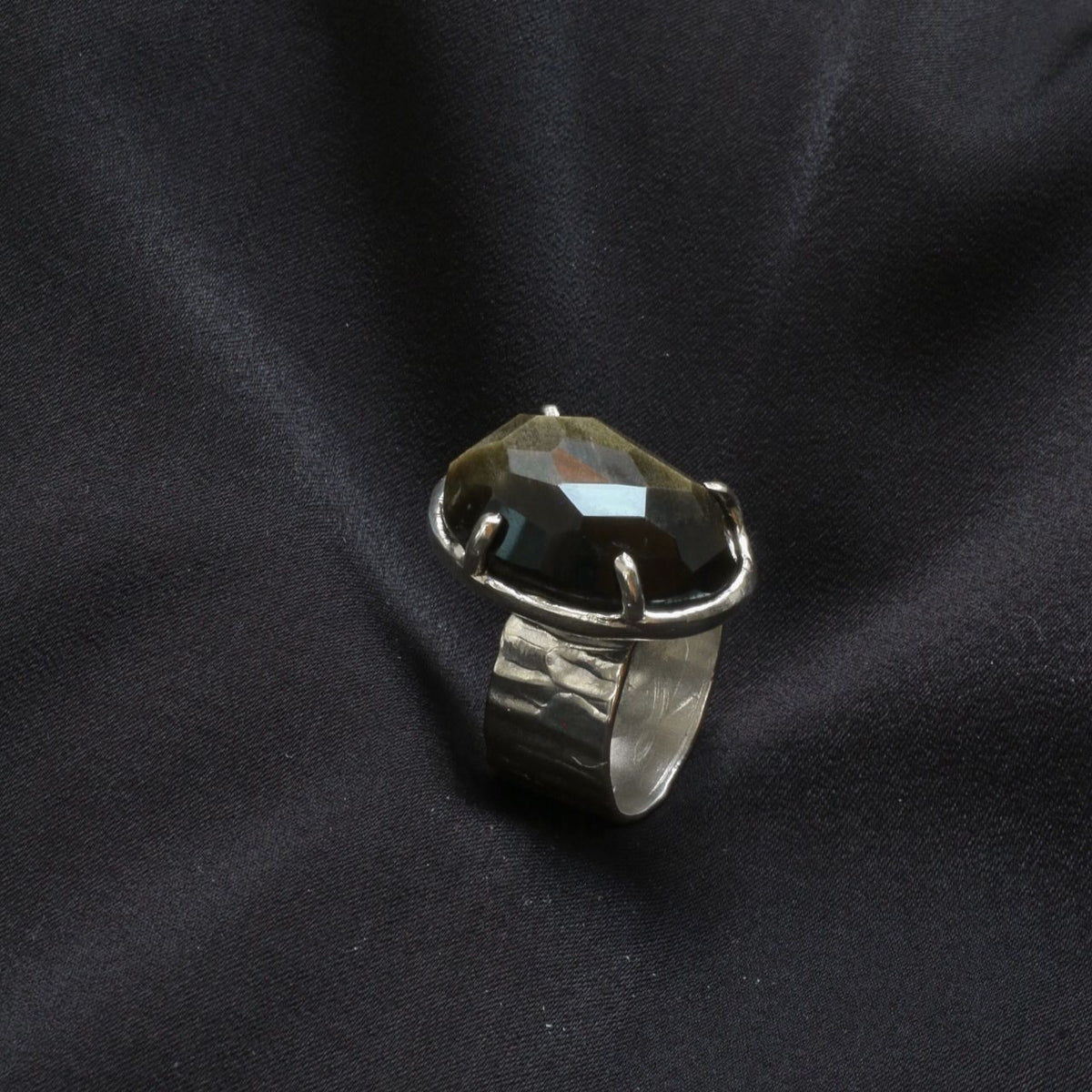 Anillo Banda Delgada Obsidiana Golden Sheen Faceteada