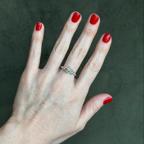 Anillo Granulado Pequeño con Zafiro