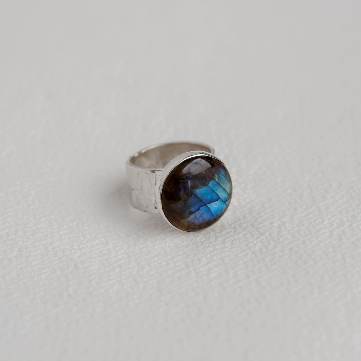 Anillo Banda Delgada Piedra Circular Grande