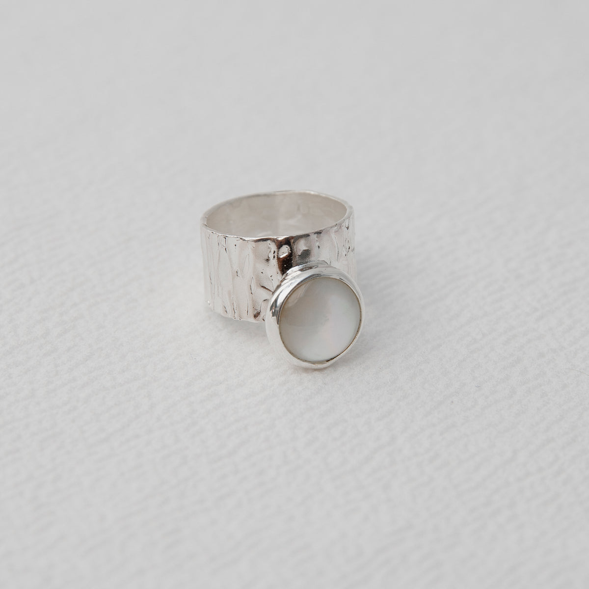 Anillo Banda Delgada Piedra Circular Pequeña